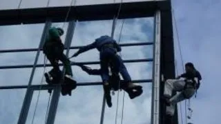 Alpinismul utilitar, slujba unde poti muri pe bani putini